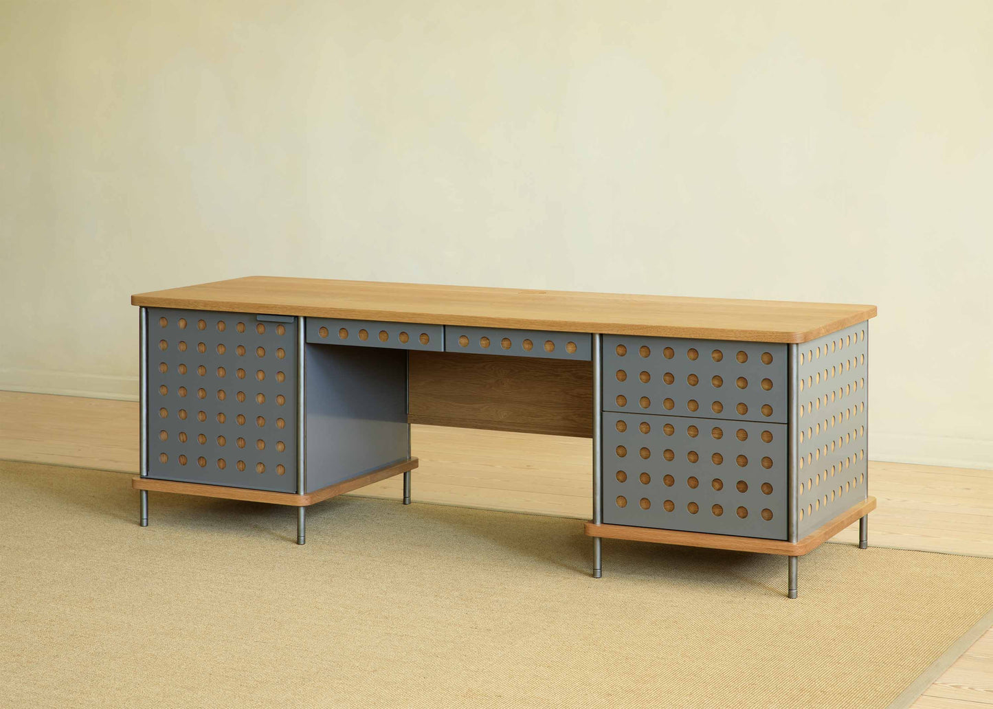 STRATA EXECUTIVE DESK