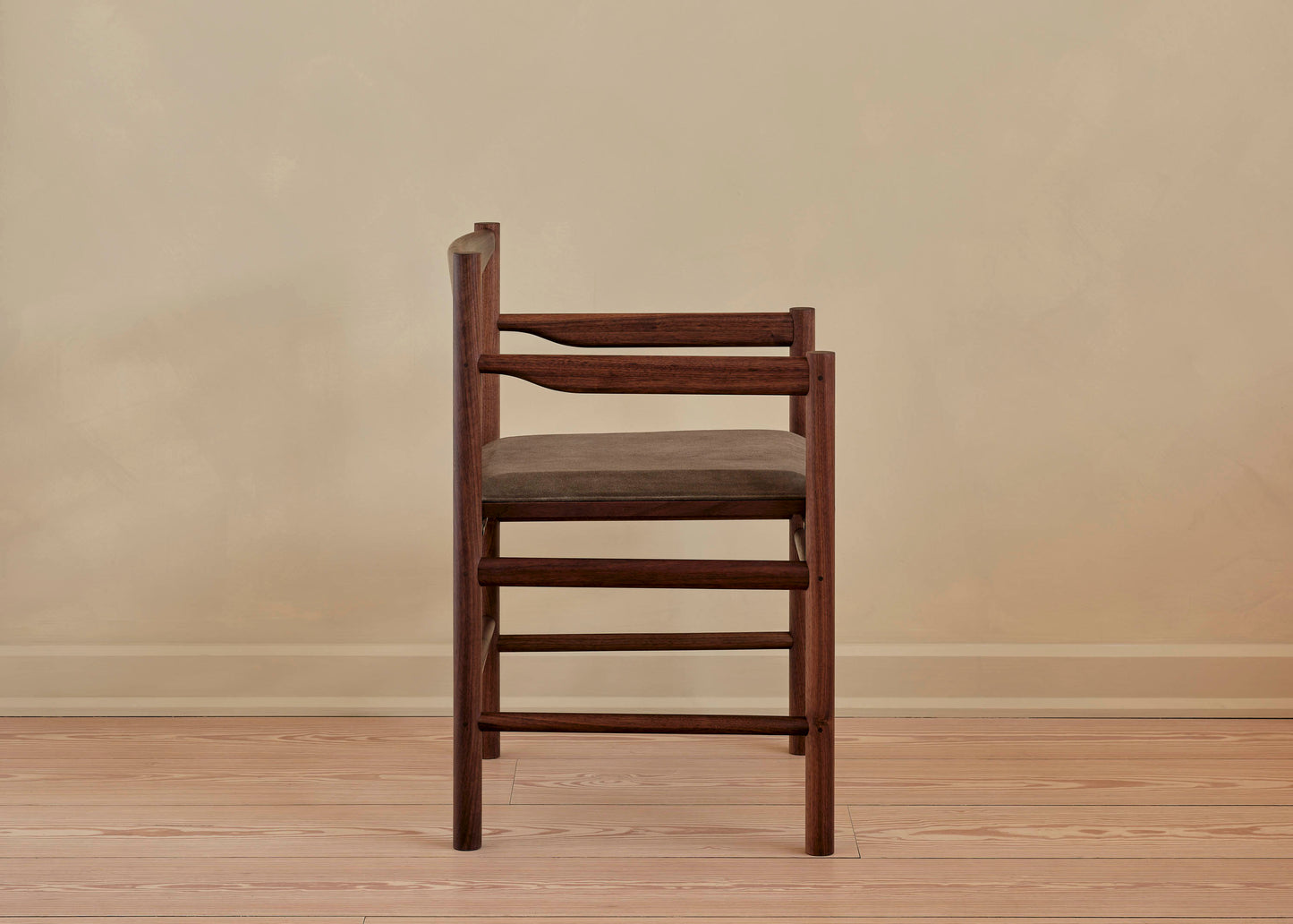 RANGE ARM CHAIR