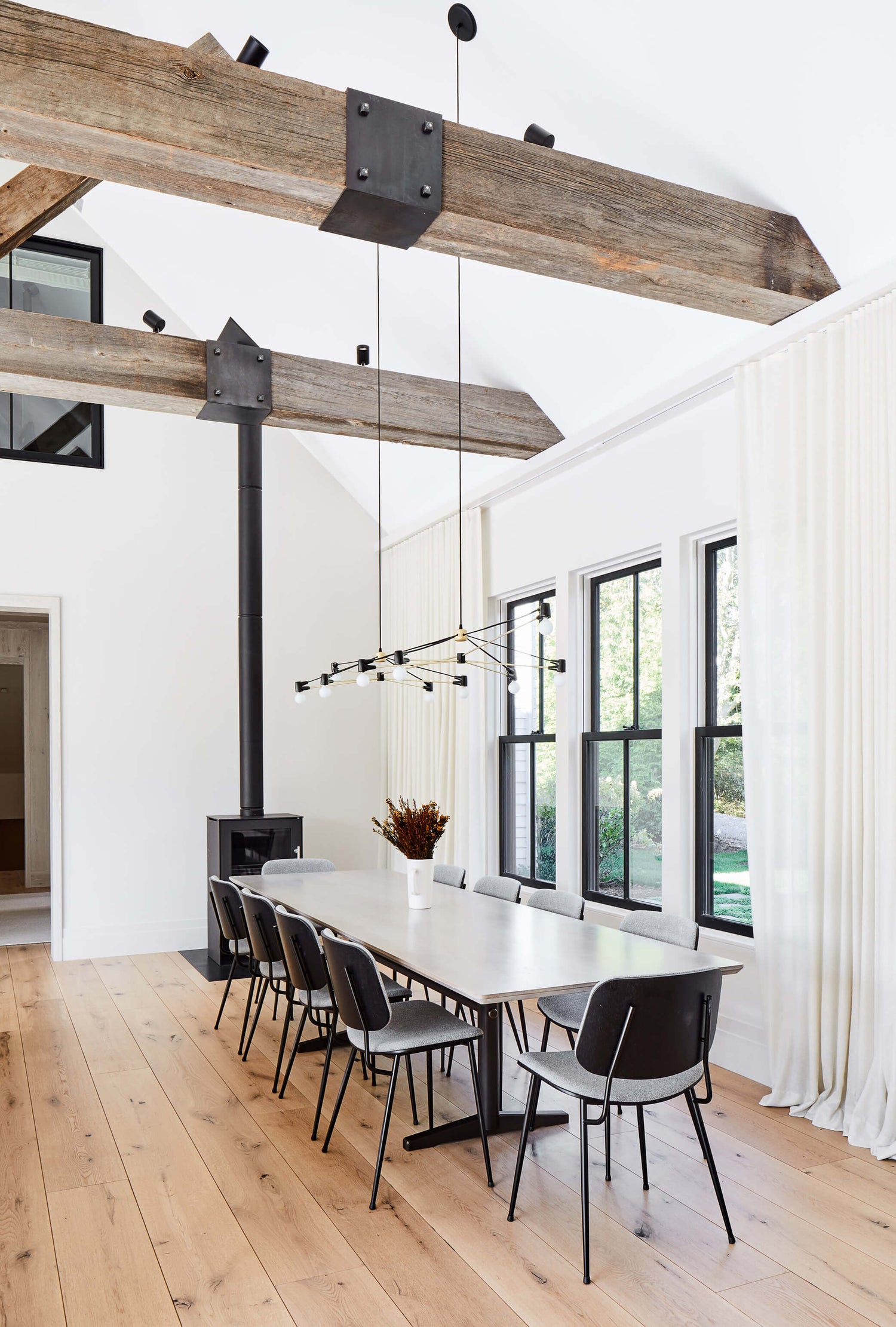 Interior: Kevin O'Sullivan & Associates.  Photo: Read McKendree || Pillar Dining Table
