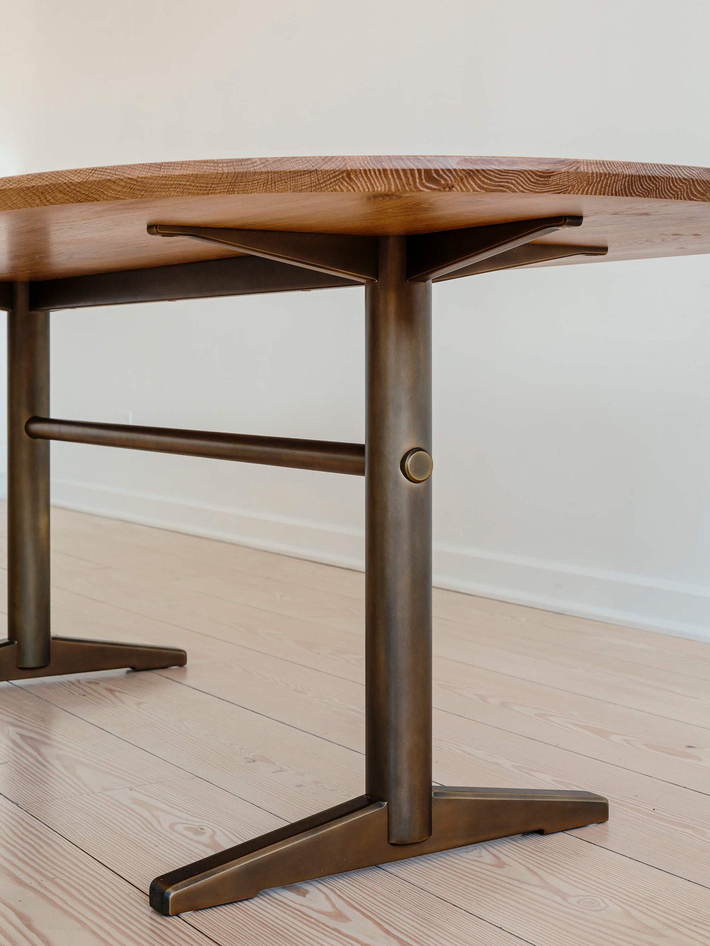 PILLAR DINING TABLE Racetrack