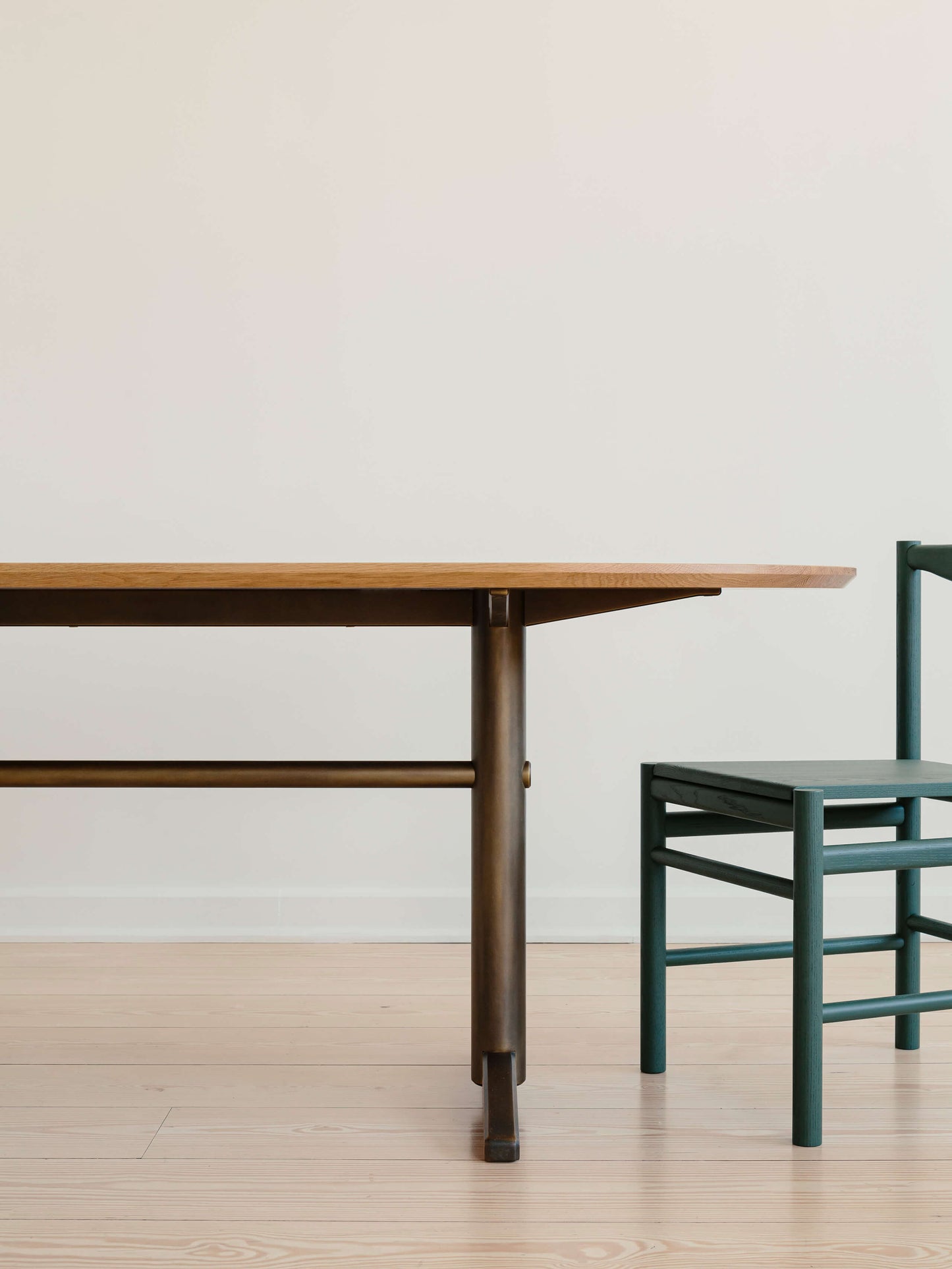 PILLAR DINING TABLE Racetrack